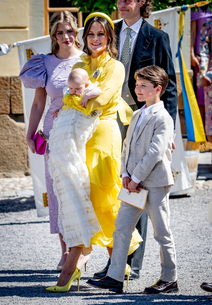 Stolze Mama mit ihren Kindern: Prinzessin Sofia mit Prinz Alexander und der kleinen Prinzessin ...