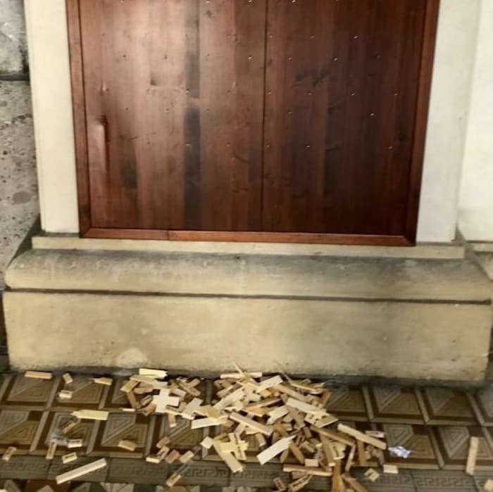 Gedenkkreuze wurden in der Antonskirche von der Wand gerissen.