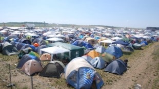 Ob abseits der Bühnen oder mitten im Trubel – die Stimmung ist entspannt.
