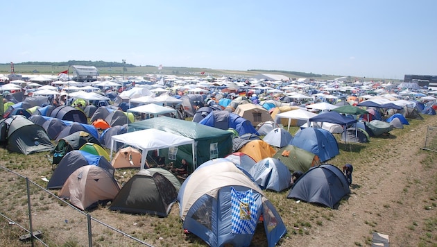 Ob abseits der Bühnen oder mitten im Trubel – die Stimmung ist entspannt.