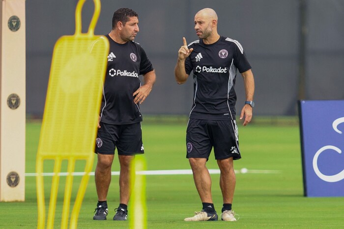 Javier Mascherano (re.)