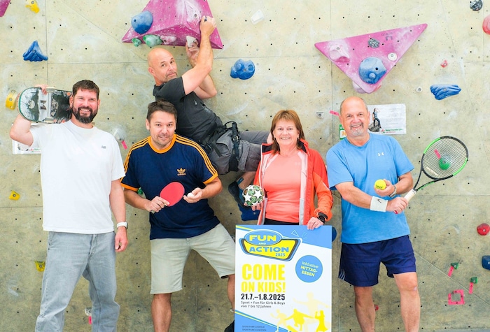 Wie die Kids bei „Fun & Action“ sporteln auch die Erwachsenen. Im Bild links (v. r.): Günther ...