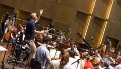 Chefdirigent Markus Poschner und das Bruckner Orchester bei der Einspielung der Klangwolke 2025, ...