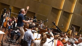 Chefdirigent Markus Poschner und das Bruckner Orchester bei der Einspielung der Klangwolke 2025, ...