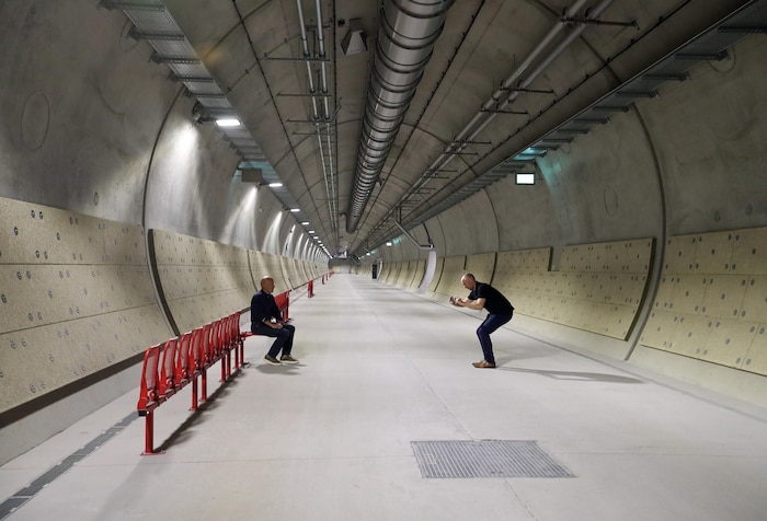 Besichtigung des Flucht-Tunnels im Inneren der Koralm: Über die Mittel-Röhre wird im Fall der ...