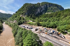 Die alte Festung am Kniepass wurde aus dem Schlaf geküsst.