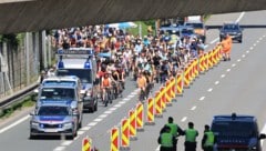 Hunderte Demonstranten fuhren über die Autobahn.