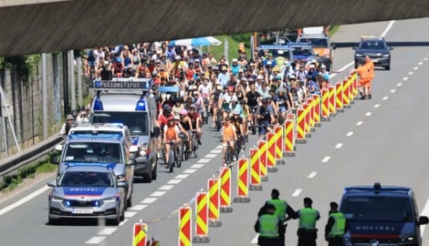 Hunderte Demonstranten fuhren über die Autobahn.