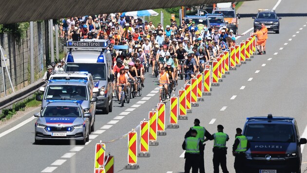 Hunderte Demonstranten fuhren über die Autobahn.