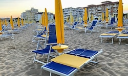In Italien wurden die Preise für Liegen, Sonnenschirme und Gastronomie erhöht. Nun beklagen ...