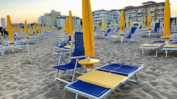 In Italien wurden die Preise für Liegen, Sonnenschirme und Gastronomie erhöht. Nun beklagen ...