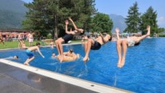 Der Sprung ins kühle Nass wie hier im Schwimmbad Inzing bietet sich an.