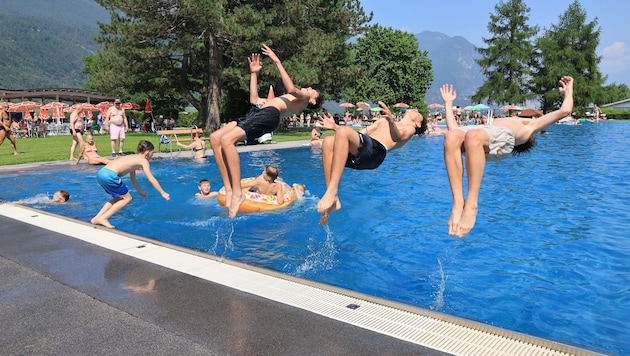 Der Sprung ins kühle Nass wie hier im Schwimmbad Inzing bietet sich an.