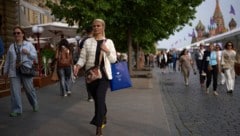 Sommerliche Temperaturen am Roten Platz in Moskau