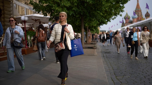 Sommerliche Temperaturen am Roten Platz in Moskau