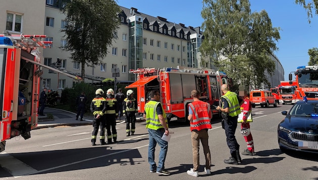 Der Großeinsatz lockte zahlreiche Schaulustige an.
