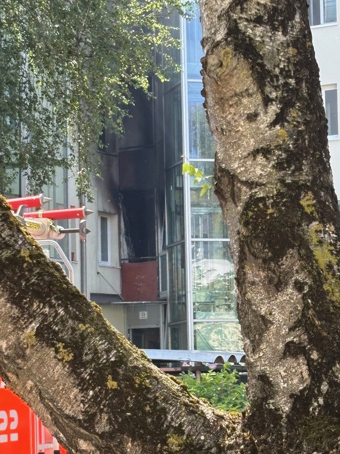 Die Flammen loderten von diesem Balkon neben dem Liftschacht.
