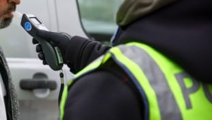 Wer sich bei einer Polizeikontrolle weigert, einen Alkoholtest zu machen, muss mit der ...