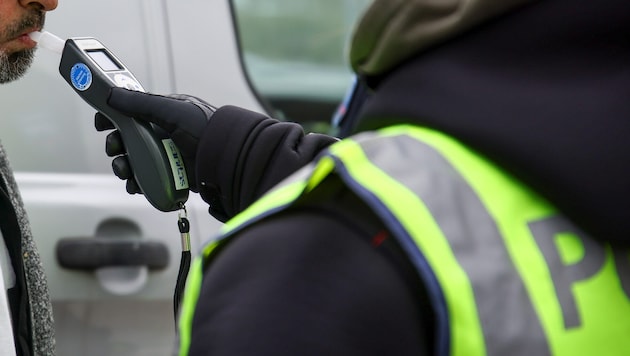 Wer sich bei einer Polizeikontrolle weigert, einen Alkoholtest zu machen, muss mit der ...