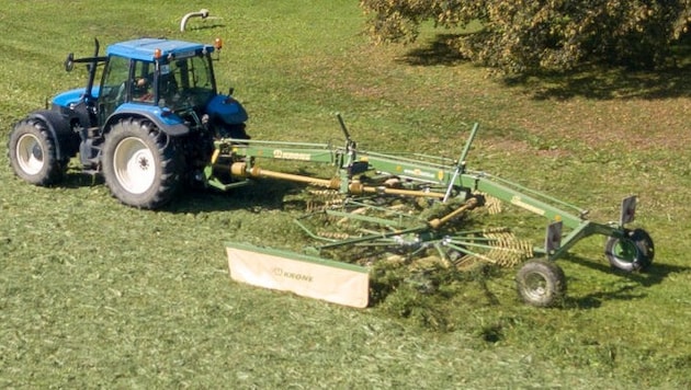 Der Unfall passierte mit so einem Heuschwader (Symbolbild)