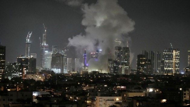 Rauchschwaden steigen über Tel Aviv auf.