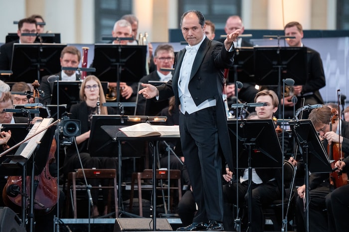 Dirigent Tugan Sokhiev mit dem Orchester