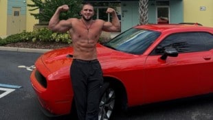 Der frühere Aaron Fara in Orlando mit einem Dodge Challenger vor dem Performance Center von ...