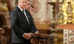 Bundeskanzler Christian Stocker (ÖVP), Vizekanzler Andreas Babler (SPÖ) und Außenministerin ...