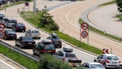 Nach einem tödlichen Verkehrsunfall in Bayern hat sich ein Rückstau gebildet (Symbolbild).