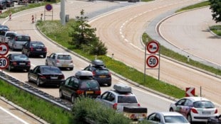Nach einem tödlichen Verkehrsunfall in Bayern hat sich ein Rückstau gebildet (Symbolbild).