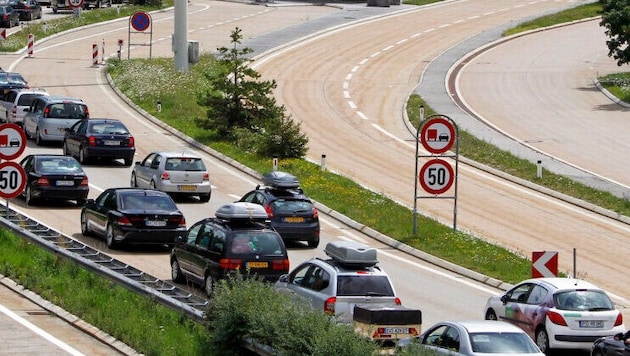 Nach einem tödlichen Verkehrsunfall in Bayern hat sich ein Rückstau gebildet (Symbolbild).