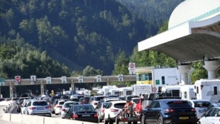 Aufgrund der Reisewelle in Richtung Süden kommt es vermehrt zu Staus im Grenzbereich. 