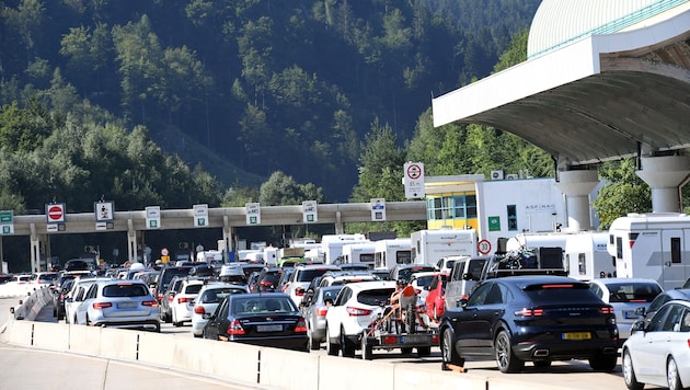 Aufgrund der Reisewelle in Richtung Süden kommt es vermehrt zu Staus im Grenzbereich. 