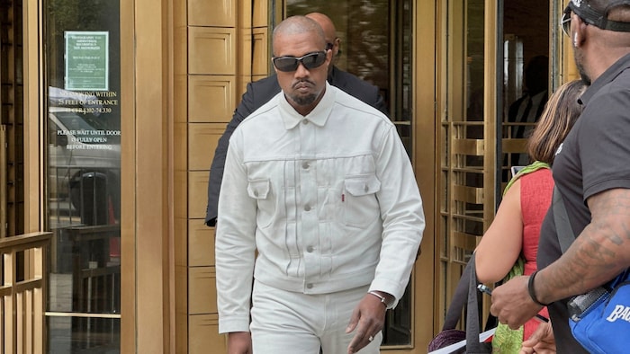 Fotos zeigen Kanye West beim Verlassen des Gerichtsgebäudes.