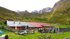 Die Neubergalm befindet sich auf einer Wiese vor den Gipfeln des Kaunergrats.
