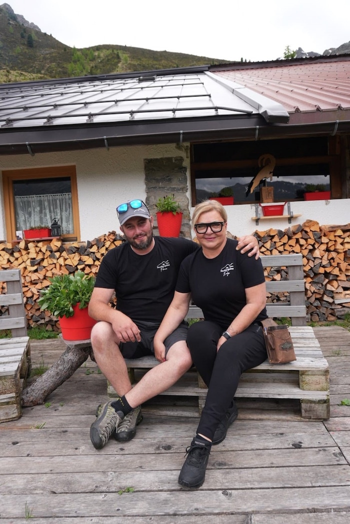 Evelyn und Florian schwingen seit heuer das Zepter auf der Neubergalm.
