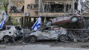 Irans Gegenangriff auf Israel: Dieses Bild zeigt einen Raketeneinschlag in einer Wohnsiedlung in ...