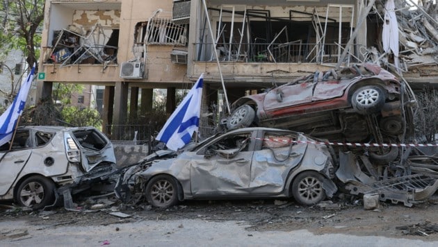 Irans Gegenangriff auf Israel: Dieses Bild zeigt einen Raketeneinschlag in einer Wohnsiedlung in ...