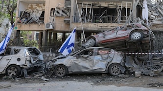 Irans Gegenangriff auf Israel: Dieses Bild zeigt einen Raketeneinschlag in einer Wohnsiedlung in ...
