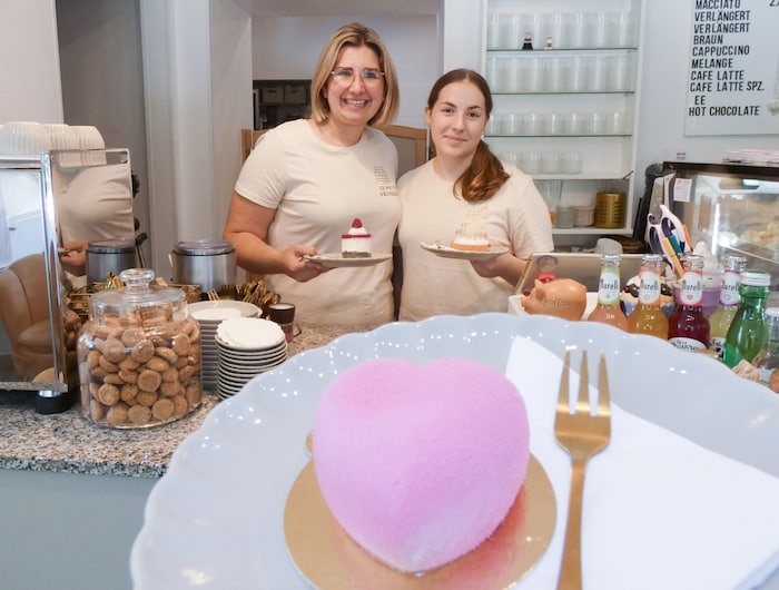 Fast immer in der Vitrine:  Herztörtchen aus Herbsterdbeeren, die besonders süß sind. 