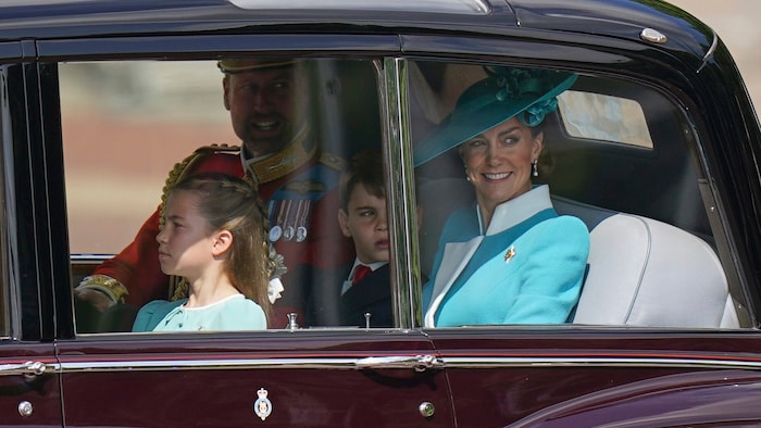 Prinz William und Prinzessin Kate mit ihren Kindern auf dem Weg zur Parade