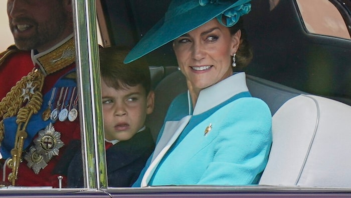 Prinz Louis mit Mama Kate, die sich an diesem Samstag für ein Outfit in Türkis entschieden ...