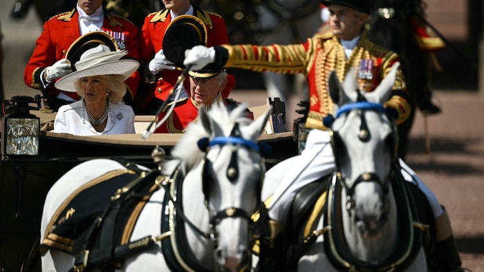 König Charles nahm heuer zum zweiten Mal in einer Kutsche an der Militärparade teil.