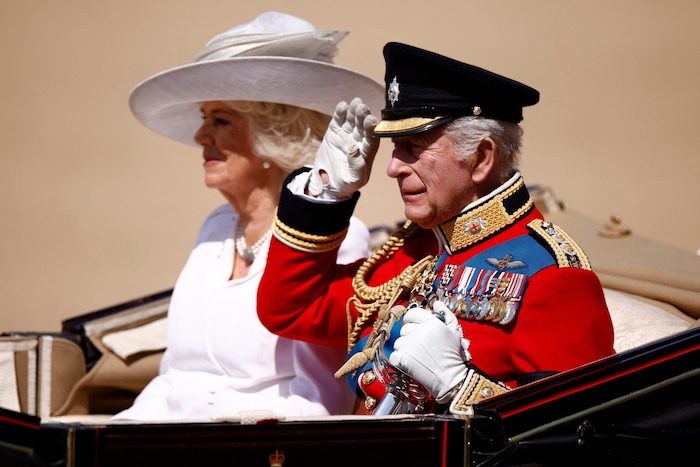 König Charles salutierte für die Royal-Fans, die zahlreich gekommen waren, um den britischen ...