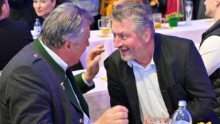 Schöffl (re.) unter blauen Politkern (u. a. mit Günther Steinkellner) beim Aschermittwoch in ...