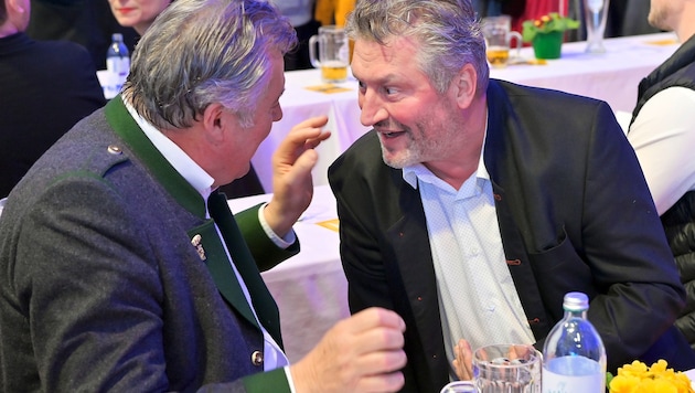 Schöffl (re.) unter blauen Politkern (u. a. mit Günther Steinkellner) beim Aschermittwoch in ...