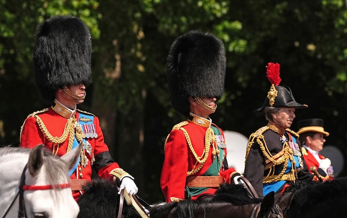 Prinz William, Prinz Edward und Prinzessin Anne nahmen zu Pferde an der Parade teil.