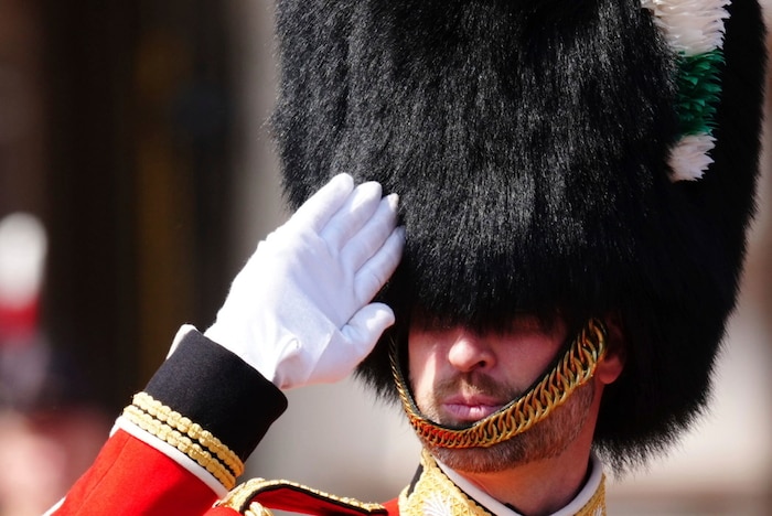Prinz William war unter der Bärenfellmütze fast nicht zu erkennen.