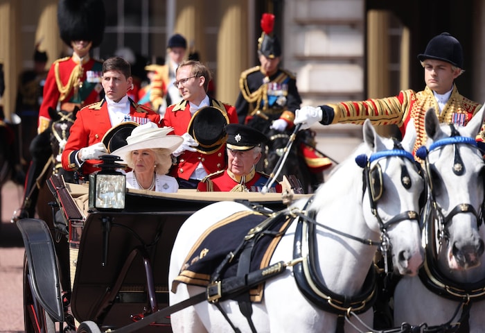 Königin Camilla und König Charles in der Kutsche