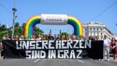 Bei der Wiener Regenbogenparade wurde den Opfern des Grazer Amoklaufs gedacht. 